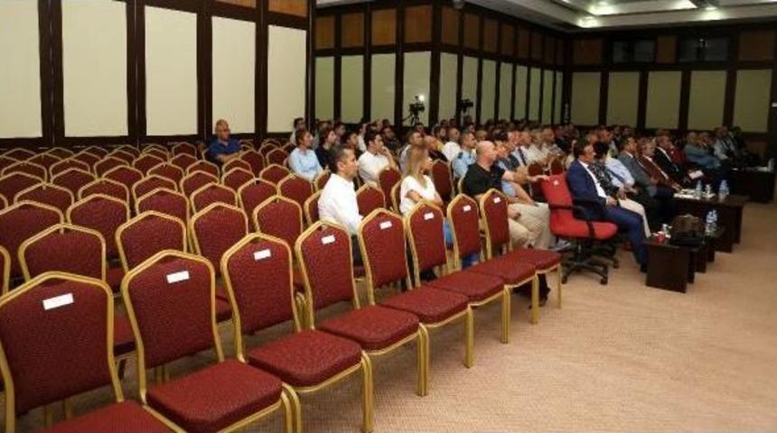 Uyuşturucu Sempozyumunda Boş Salon Emniyet M&uuml;d&uuml;r&uuml;n&uuml; &Uuml;zd&uuml;