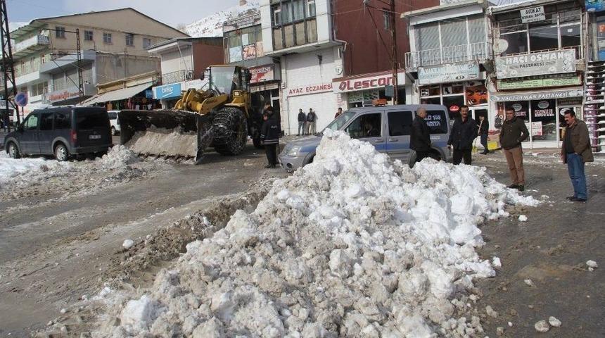 Başkale&rsquo;de Kar Temizleme &Ccedil;alışması Devam Ediyor