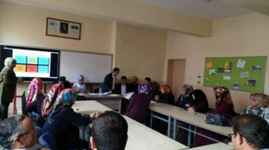 Yeni M&uuml;fredat Velilere Tanıtıldı