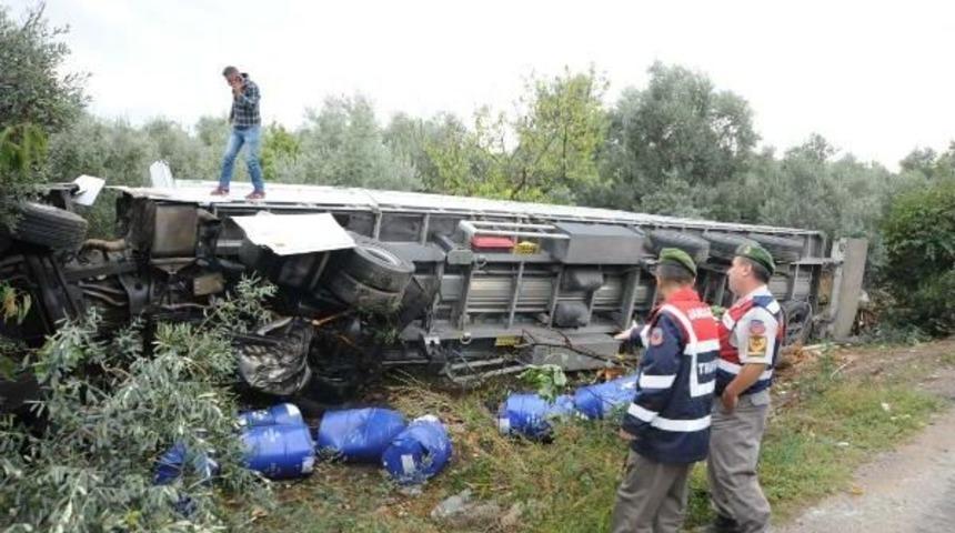Tır, Otomobili Bi&ccedil;ti: 1 &Ouml;l&uuml;, 1 Yaralı