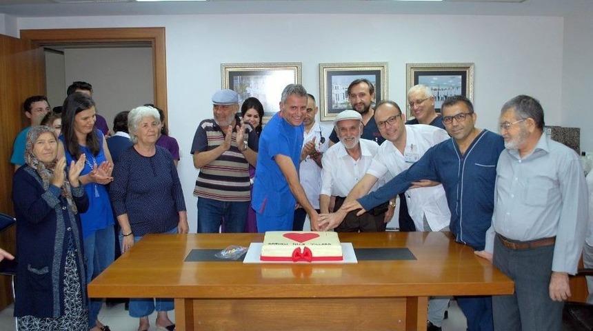 Y&uuml;z&uuml;nc&uuml; A&ccedil;ık Kalp Ameliyatı Pasta Keserek Kutlandı