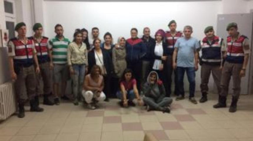 Sansarak Kanyonu'nda Kaybolan Kimsesiz &Ccedil;ocuklar Ve Personeli Jandarma Kurtardı