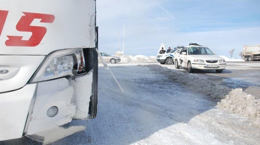 Tipi Ve Buzlanma Sonucu Otomobil Otob&uuml;sle &Ccedil;arpıştı: 1 Yaralı
