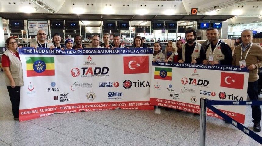 T&uuml;rk Doktorlarından Afrika&rsquo;ya &Ccedil;ıkarma