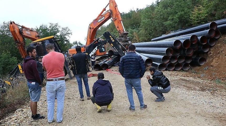 Tonlarca Ağırlıktaki Su Borularının Altında Can Verdi