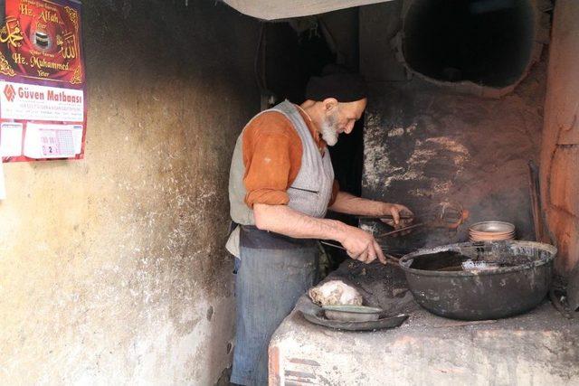 70 Yaşındaki Sultan Dede, Rize’de Kalaycılığın Son Temsilcilerinden