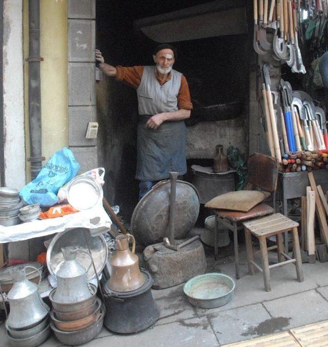 70 Yaşındaki Sultan Dede, Rize’de Kalaycılığın Son Temsilcilerinden