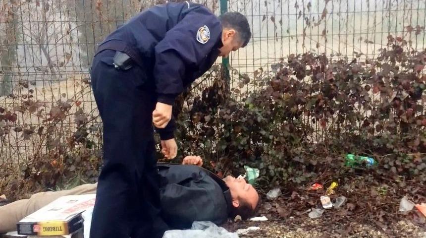 Vatandaşlar Öldü Sandı, Alkol Komasına Girdiği Anlaşıldı