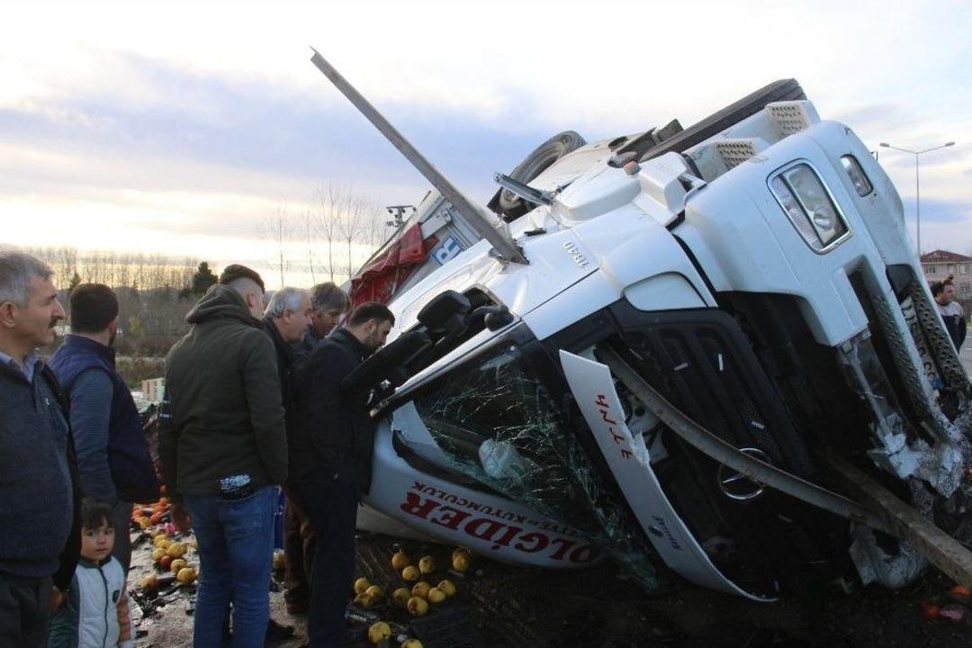 Bariyer Tırı Delip Ge&ccedil;ti, Şof&ouml;r Santimlerle Kurtuldu