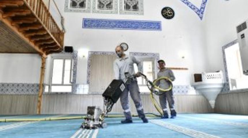 Camiler Bayrama Hazırlanıyor