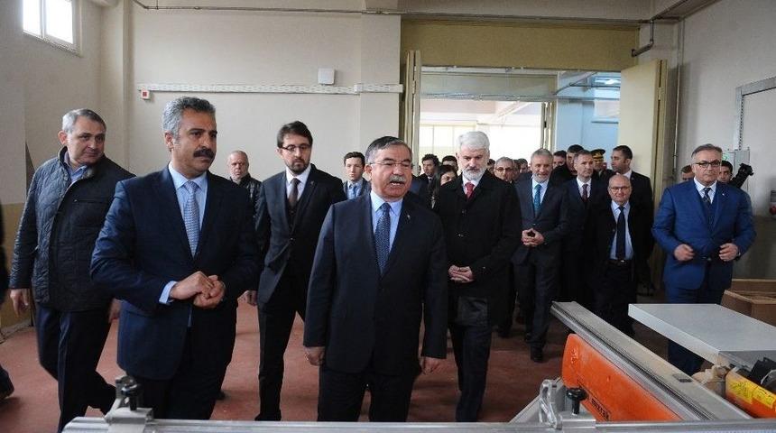 Bakan Yılmaz&rsquo;dan &Ouml;ğrenciye İş G&uuml;venliği Uyarısı