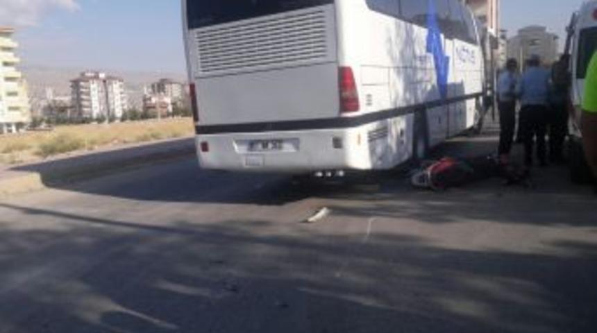 Elekrtikli Bisikletle Otob&uuml;s &Ccedil;arpıştı:1 Yaralı