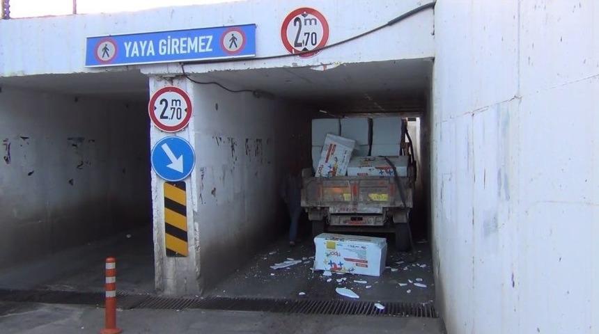 Trakt&ouml;r Alt Ge&ccedil;ide Sıkışıp Kaldı