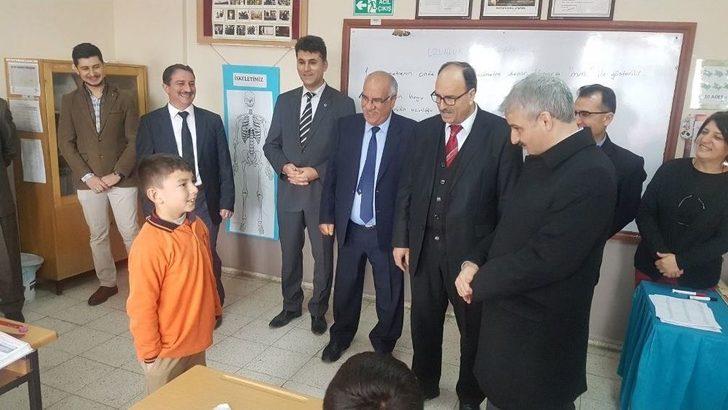 Kula’daki İlkokullarda Takvim Dağıtımına Başlandı G1