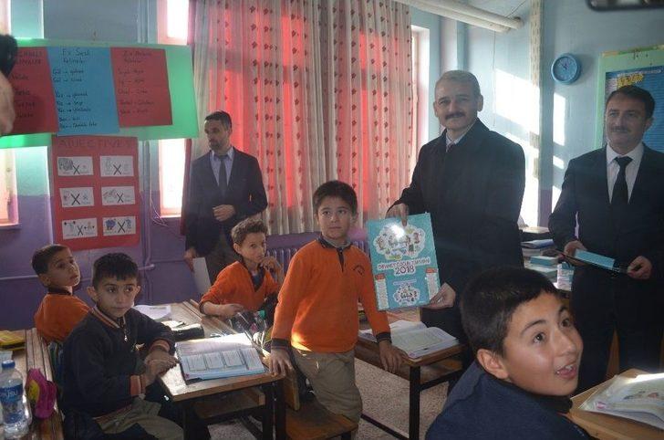 Kula’daki İlkokullarda Takvim Dağıtımına Başlandı G2