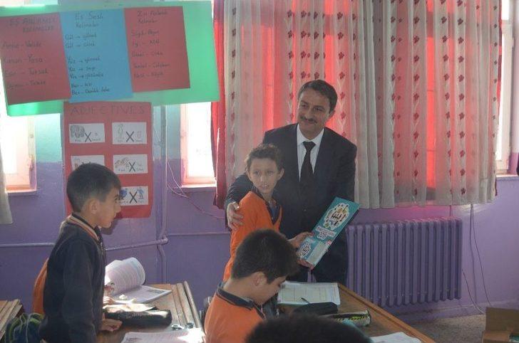 Kula’daki İlkokullarda Takvim Dağıtımına Başlandı G3