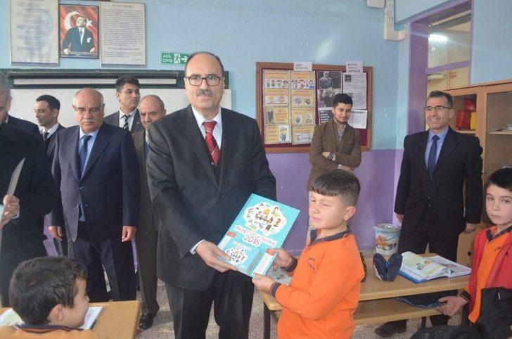 Kula’daki İlkokullarda Takvim Dağıtımına Başlandı G4