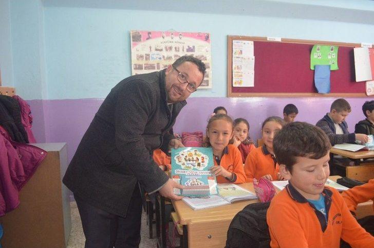 Kula’daki İlkokullarda Takvim Dağıtımına Başlandı G5