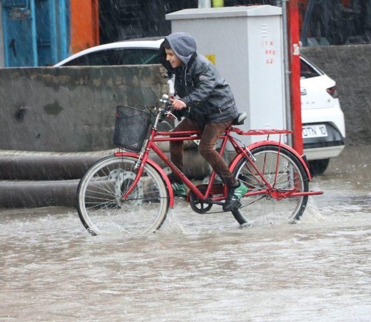 Adana’da Yağmur Su Baskınlarına Neden Oldu G5