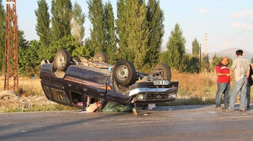 Otomobille Kamyonetin &Ccedil;arpıştığı Kaza G&uuml;venlik Kamerasında