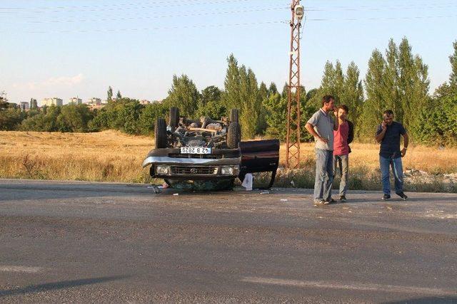 Otomobille Kamyonetin Çarpıştığı Kaza Güvenlik Kamerasında