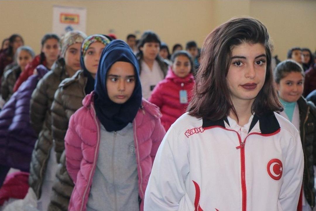 Başarılı Sporcular &Ouml;d&uuml;llendirildi