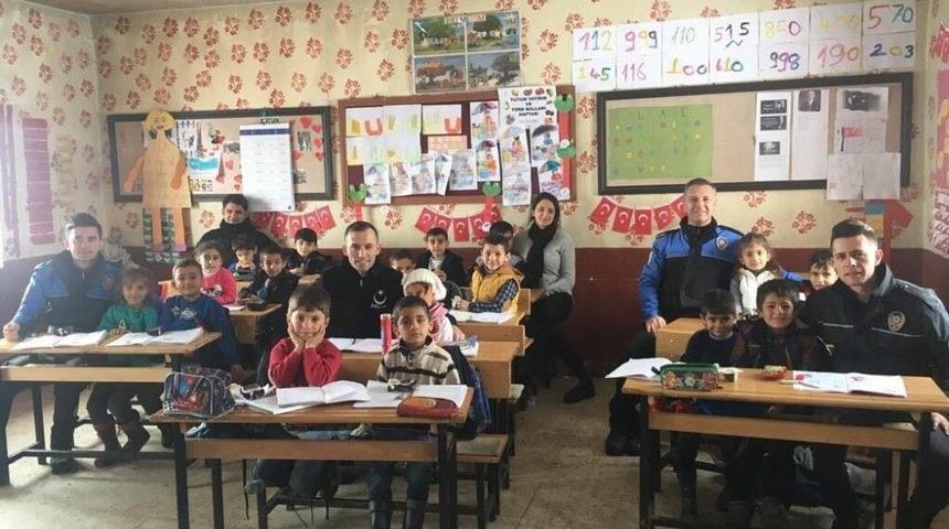 Polis Ekipleri, Yüksekovalı Çocukları Sevindirdi