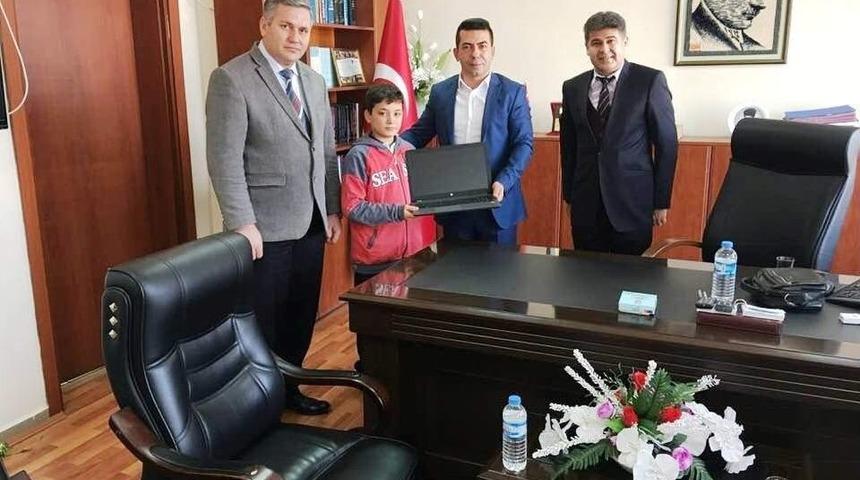 Sarıgöl Kaymakamından Başarılı Öğrenciye Dizüstü Bilgisayar