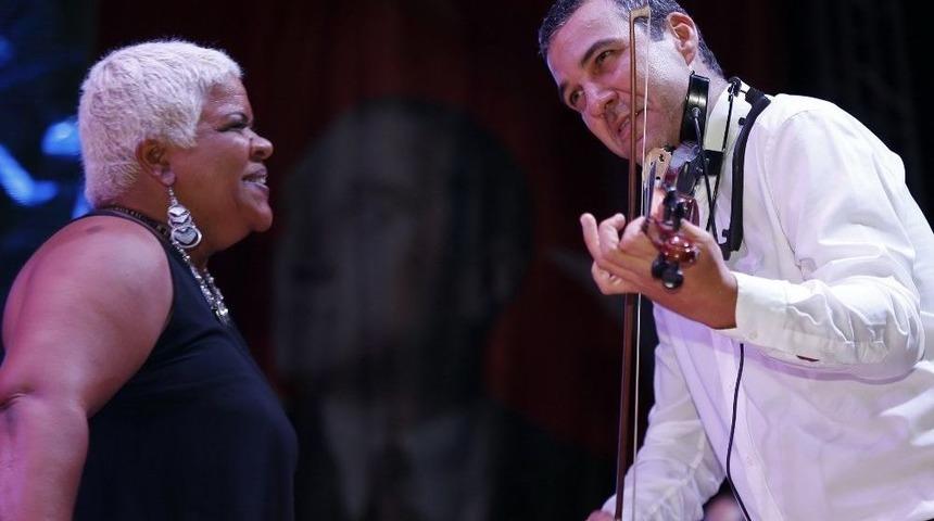 Konak&rsquo;ta &lsquo;bi D&uuml;nya Ses&rsquo; Yankılandı