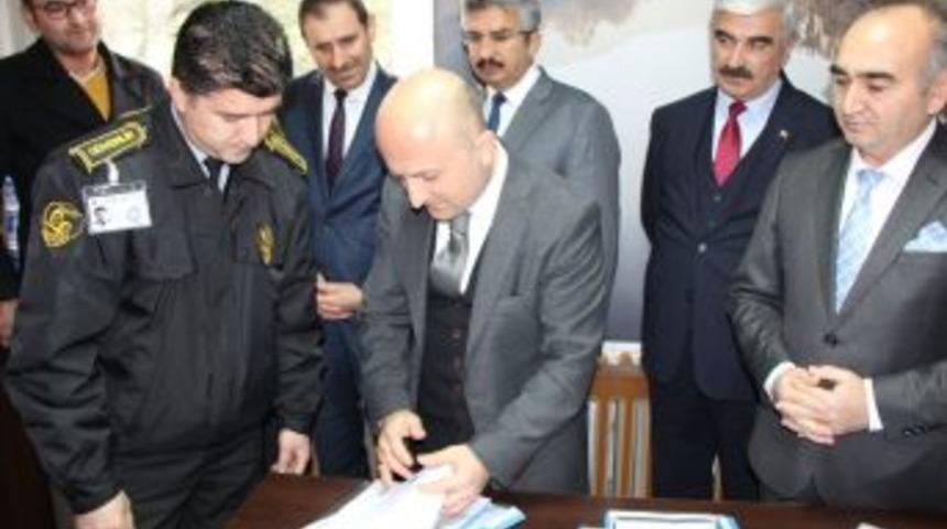 Taşeron İşçilerin Başvurularını Vali Varol Aldı