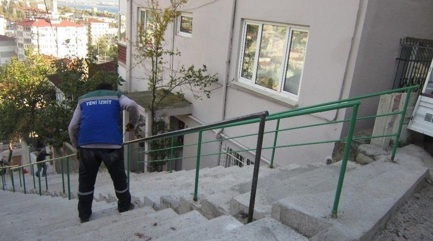 İzmit Belediyesi Fen İşleri M&uuml;d&uuml;rl&uuml;ğ&uuml; 4 Mahalleye Korkuluk Yaptı