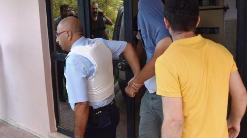 Eşi Ve Oğlunu 2 Saat Rehin Aldı