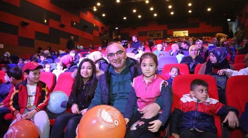 Başkan Yılmazer&rsquo;den Sapancalı &Ccedil;ocuklara Karne Hediyesi