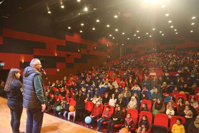 Başkan Yılmazer’den Sapancalı Çocuklara Karne Hediyesi