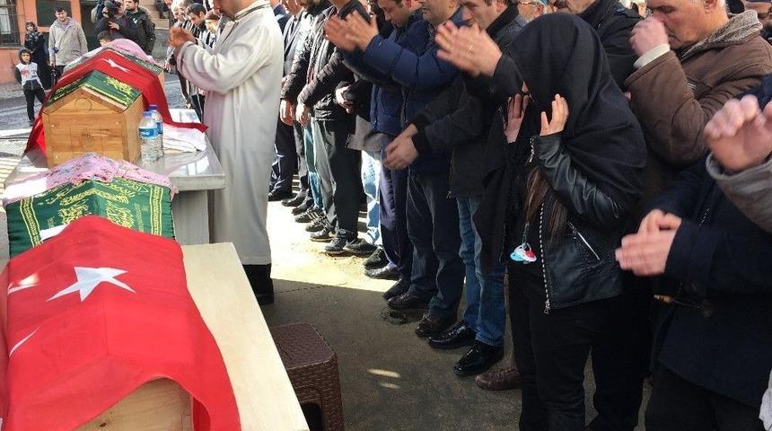 Babaları Tarafından &Ouml;ld&uuml;r&uuml;len Elif Mina İle Miray Hira Son Yolcuğuna Uğurlandı