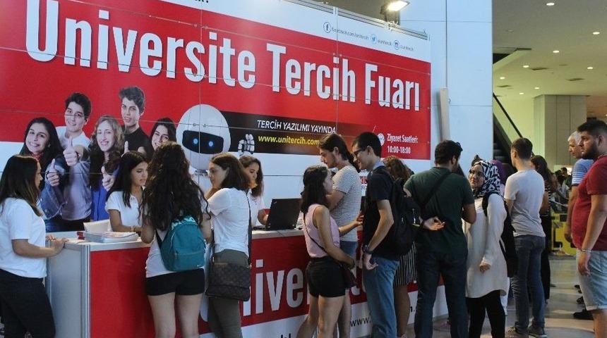 İzmir&rsquo;de &Uuml;niversite Tercih Fuarı Heyecanı