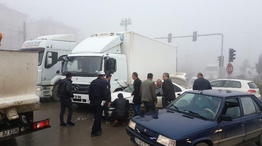 Kırmızı Işıkta Ge&ccedil;ip Kaza Yapınca Trafik Kilitlendi