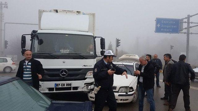 Kırmızı Işıkta Geçip Kaza Yapınca Trafik Kilitlendi