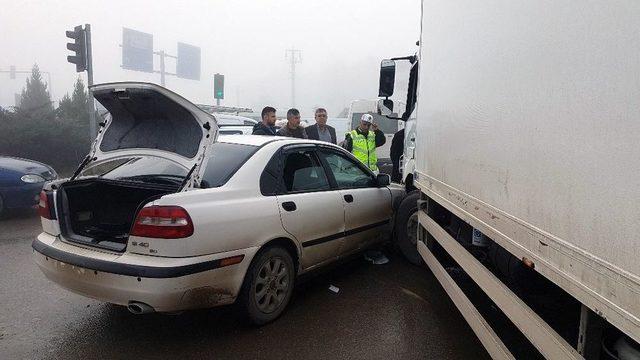 Kırmızı Işıkta Geçip Kaza Yapınca Trafik Kilitlendi