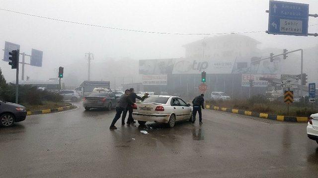 Kırmızı Işıkta Geçip Kaza Yapınca Trafik Kilitlendi