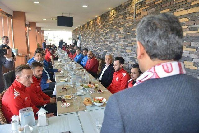 Vali Kaymak’tan Samsunspor’a Moral Yemeği