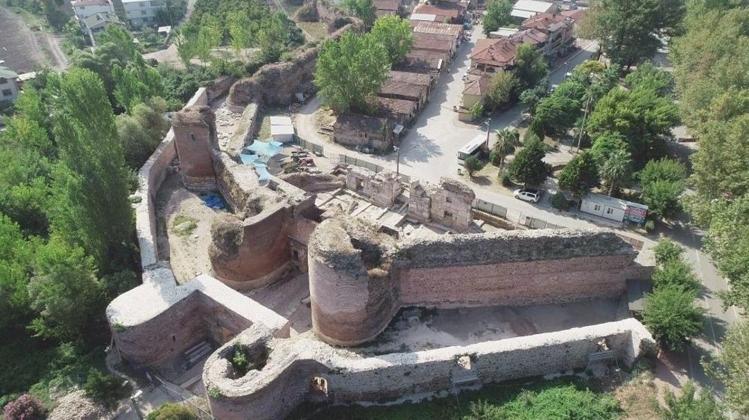 İznik&rsquo;teki 2 Bin Yıllık Tarihi İstanbul Kapı&rsquo;nın Altında İpek Yolu Bulundu