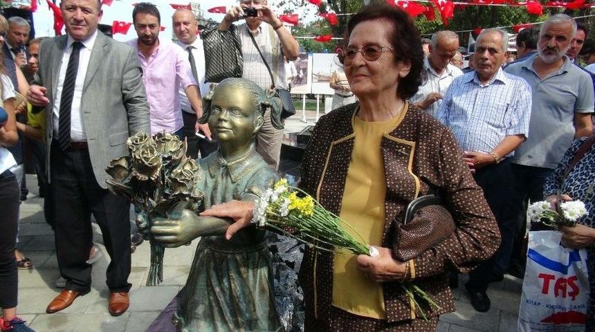 Atat&uuml;rk&rsquo;e &Ccedil;i&ccedil;ek Veren Kızın Heykelindeki K&ouml;m&uuml;rler &Ccedil;alındı