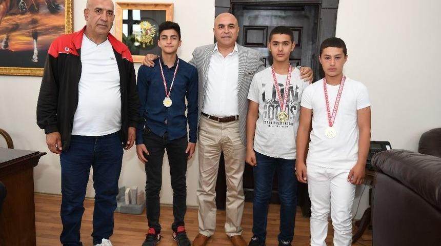 Başkan Korkut&rsquo;a Madalyalı Teşekk&uuml;r