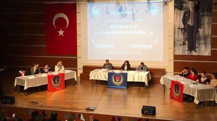 &Ouml;ğrenciler Teknolojiyi Tartıştı