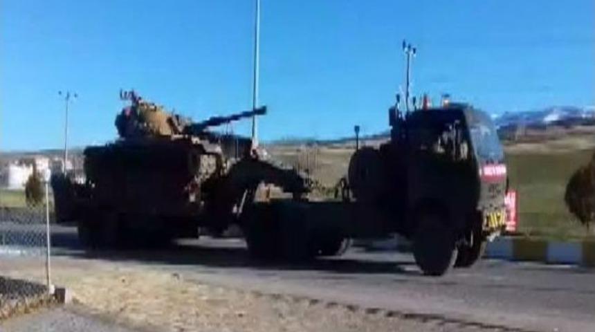 Sınıra Tank Sevkiyatı S&uuml;r&uuml;yor