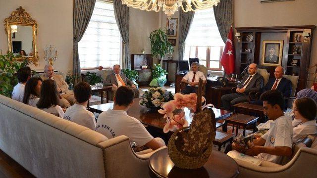 Vali Güvençer’den Yks’de İlk Bine Giren Öğrencilere Teşekkür Belgesi