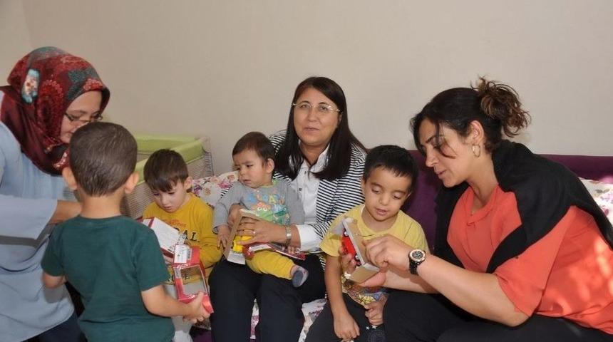 Oyuncak Bebek Ve Araba Mutlu Olmalarına Yetti