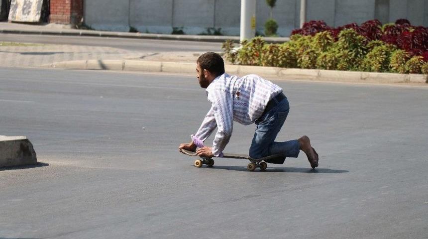 Ameliyat Parası Toplayabilmek İ&ccedil;in Kaykayla Dileniyor