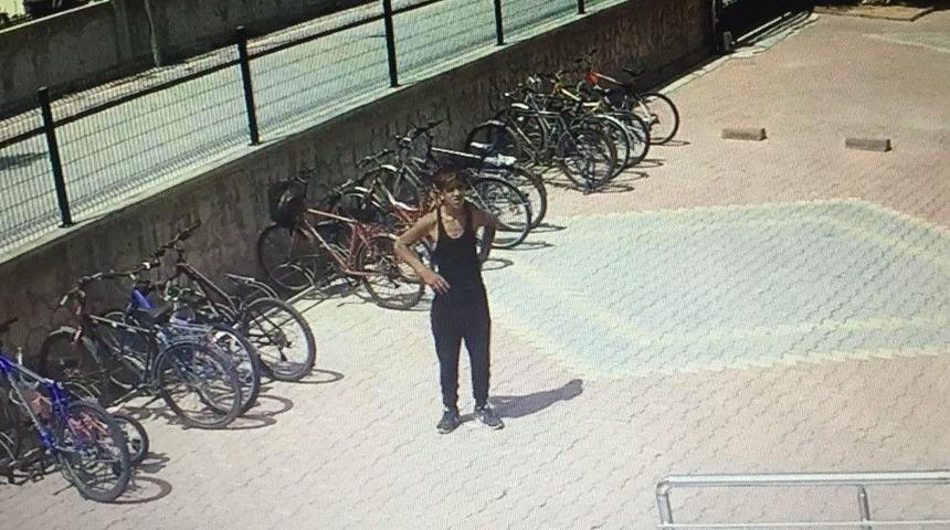 Sitenin Bahçesindeki Bisikletin Çalınma Anı Kamerada